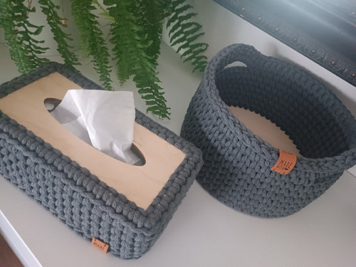 Set háčkovaného košíku a obalu na kapesníky — foto 2