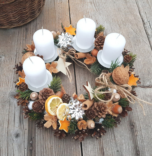 Adventní věneček v přírodním stylu — foto 2