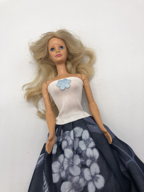 Luxusní šatičky na Barbie — foto 2