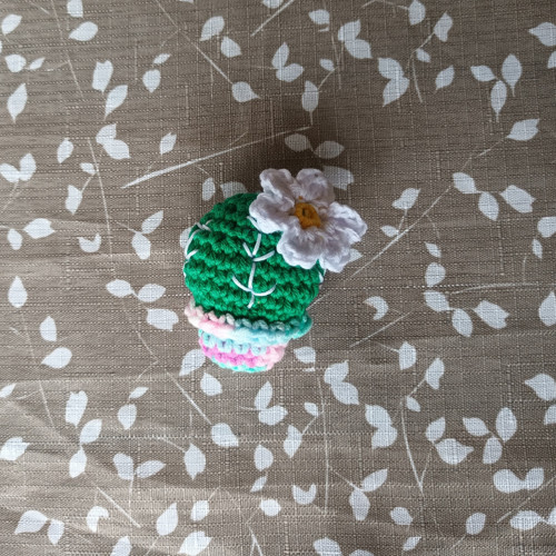Háčkovaná brož kaktus s květem — foto 2