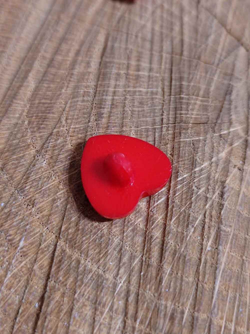 Knoflík srdíčko barva červená — foto 3