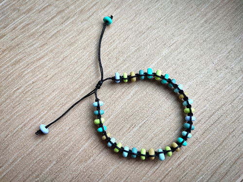 Macramé náramek, HLINĚNÝ KORÁLEK - zelená — foto 2