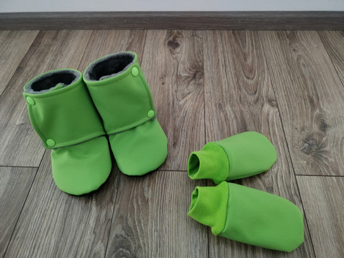 Capáčky ze softshellu s beránkem do kočárku — foto 3