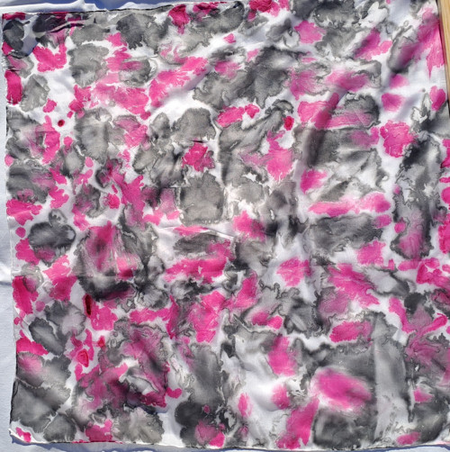 Ustupující temnota - šátek 75 x 75 — foto 2