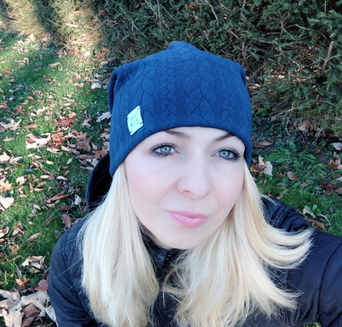 Tmavě modrá čepice copánková — foto 4