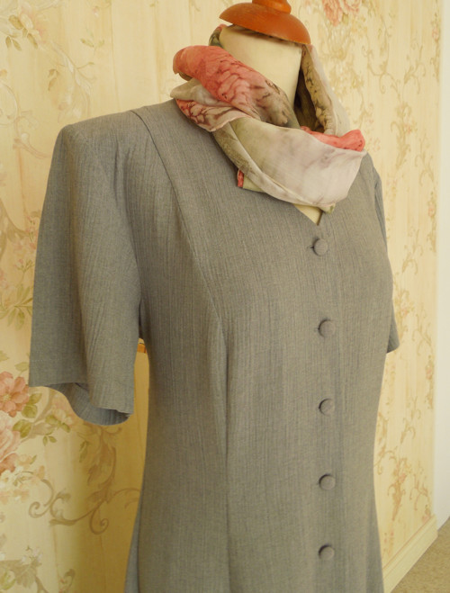 Autorské elegantní propínací šaty — foto 3