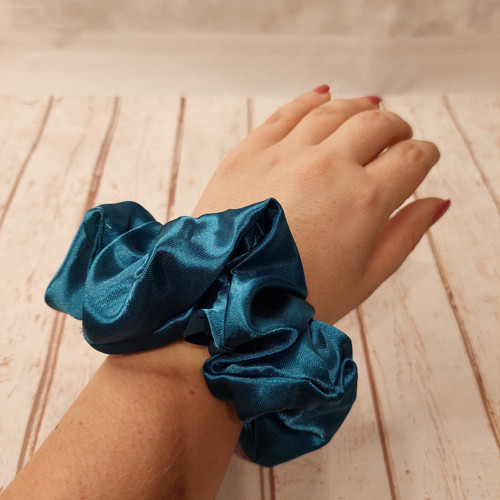 Scrunchie - saténová gumička do vlasů — foto 4