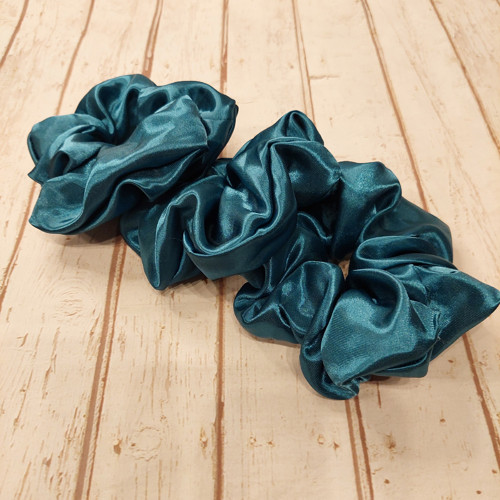 Scrunchie - saténová gumička do vlasů — foto 3