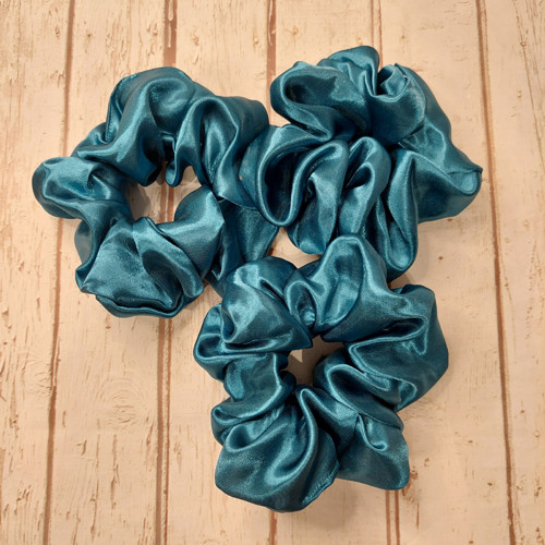 Scrunchie - saténová gumička do vlasů — foto 2