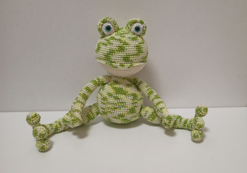 Háčkovaná žabka - 27 cm — foto 4