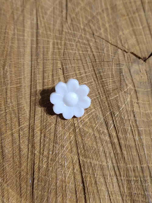 Knoflík kytička bílá — foto 2