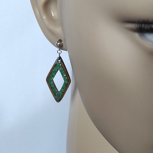 Ořechové náušnice s malachitem a jadeitem — foto 2