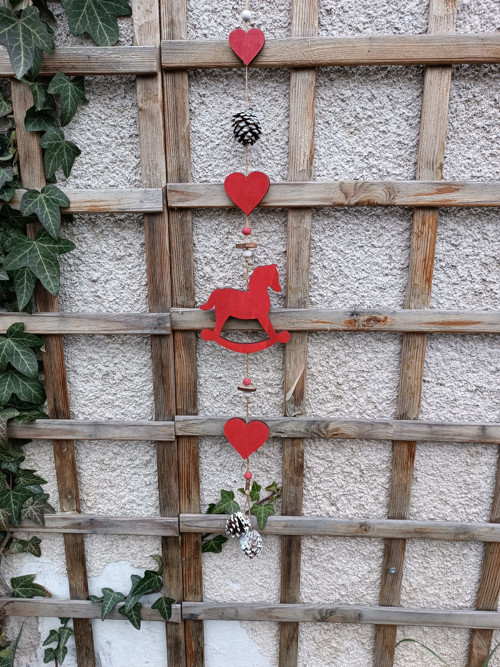 Červený závěs s koníkem — foto 2