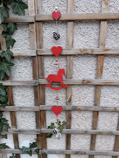 Červený závěs s koníkem — foto 3