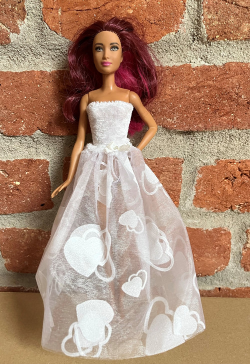 Šaty pro barbie bílé se srdíčky — foto 5