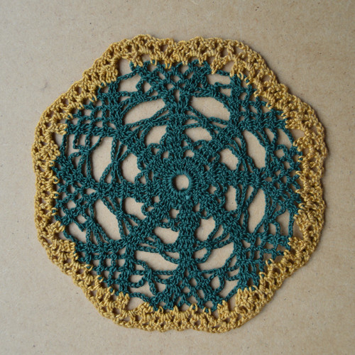 Tmavozelená kruhová háčkovaná dečka pr.13 cm — foto 2