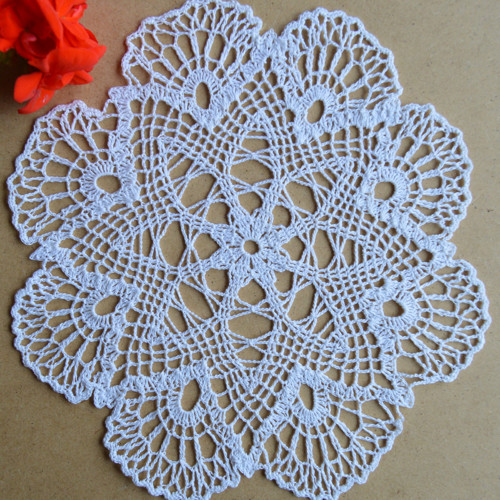 Kruhová háčkovaná bílá dečka pr.24 cm — foto 2