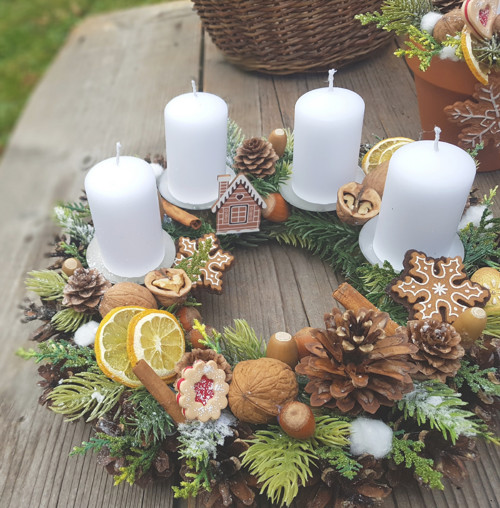 Adventní věneček v přírodních barvách — foto 2