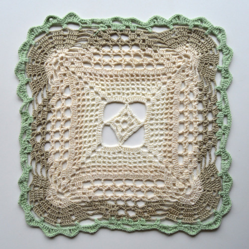 Čtvercová háčkovaná dečka 23 x 23cm — foto 2