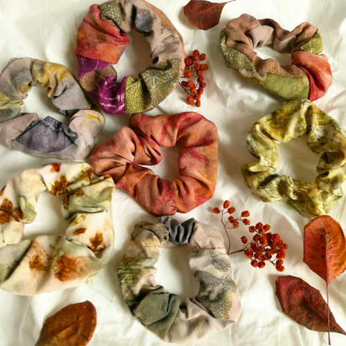 Patchworková gumička scrunchie, přírodně barvená — foto 2