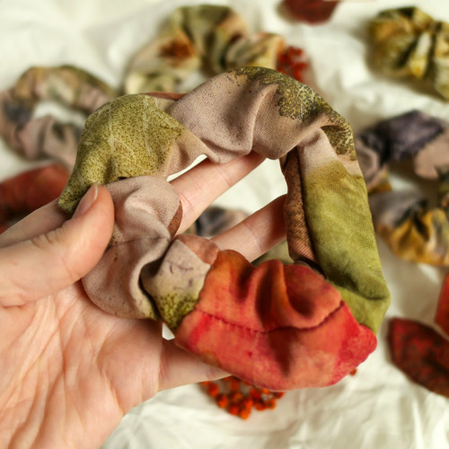 Patchworková gumička scrunchie, přírodně barvená — foto 3