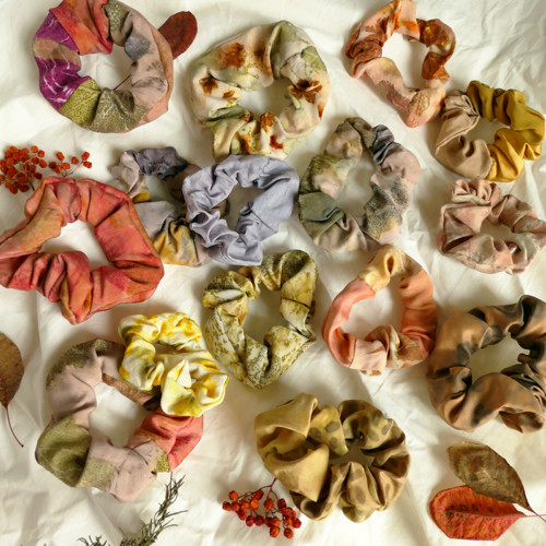 Gumička scrunchie, přírodně barvená — foto 2