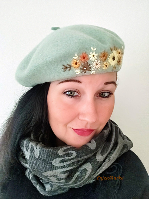Baret s ruční výšivkou — foto 4