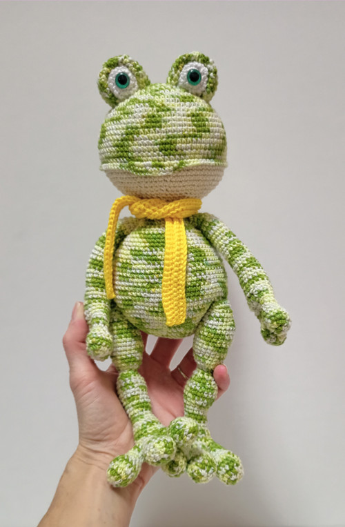 Háčkovaná žabka - 27 cm — foto 2