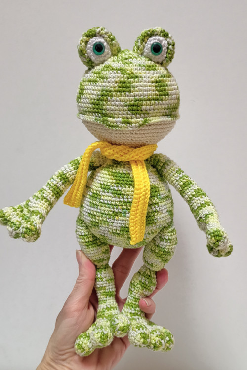 Háčkovaná žabka - 27 cm — foto 3