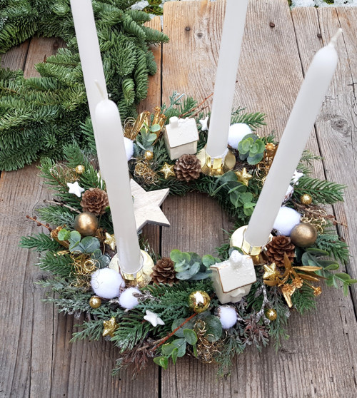 Adventní věneček s keramickými domečky — foto 2