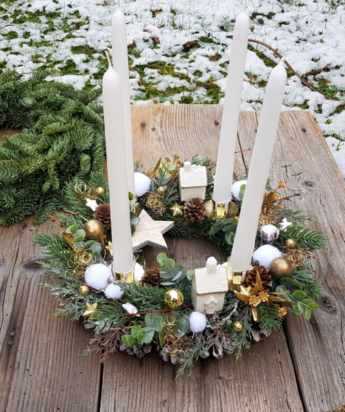 Adventní věneček s keramickými domečky — foto 3