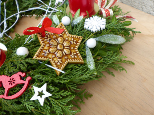 Adventní věnec s keramickými perníčky, průměr 33cm — foto 3