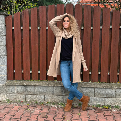 Světle hnědý kardigan s kapucí — foto 5