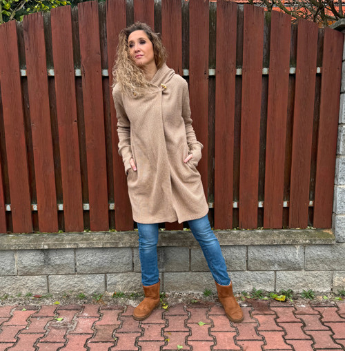 Světle hnědý kardigan s kapucí — foto 3