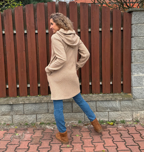 Světle hnědý kardigan s kapucí — foto 2