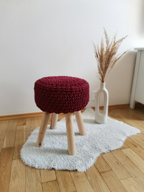 Dyzajnový háčkovaný taburet- bordó — foto 4