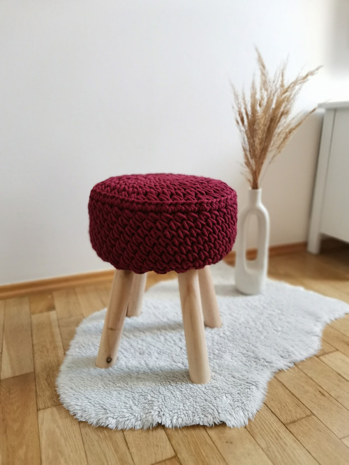 Dyzajnový háčkovaný taburet- bordó — foto 3
