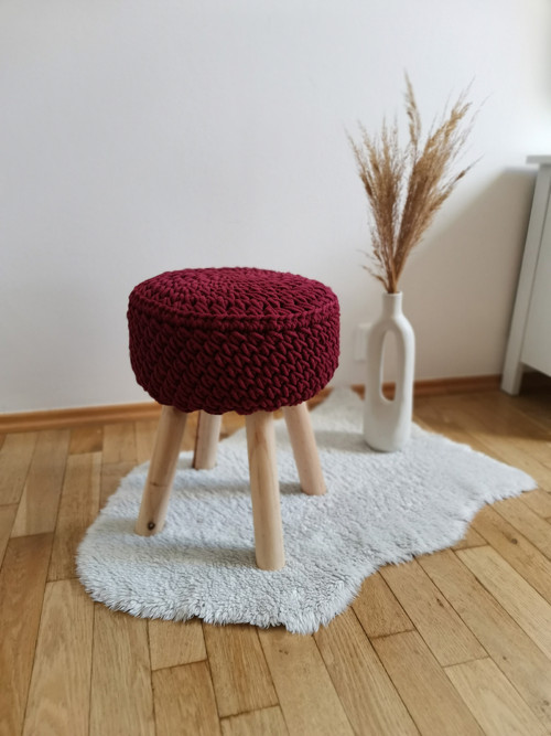 Dyzajnový háčkovaný taburet- bordó — foto 5