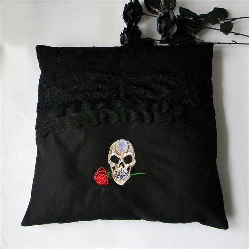 Gotický rockový polštář - 40cm x 40cm — foto 2