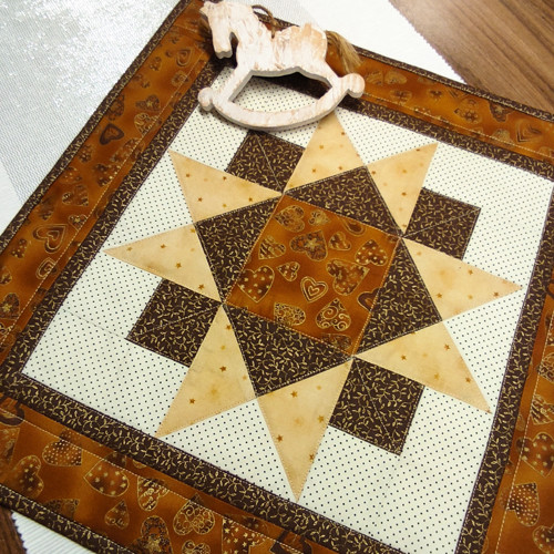 Vanoční ubrus patchwork zlatý hnědý — foto 2