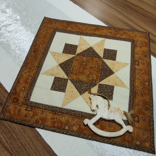 Vanoční ubrus patchwork zlatý hnědý — foto 4