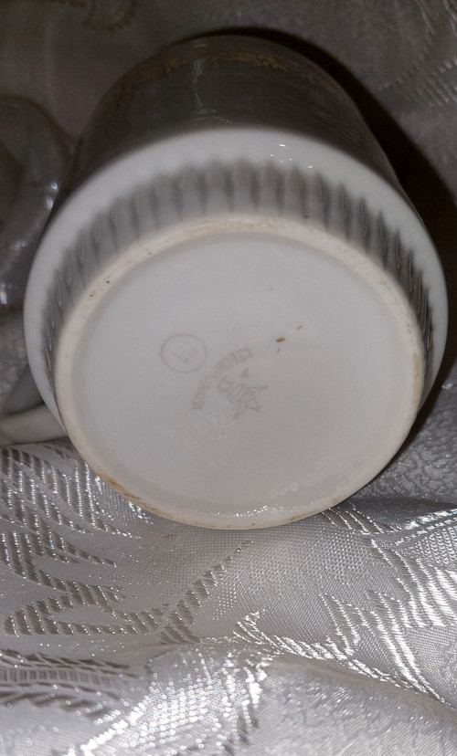 Starý porcelánový hrnek — foto 3