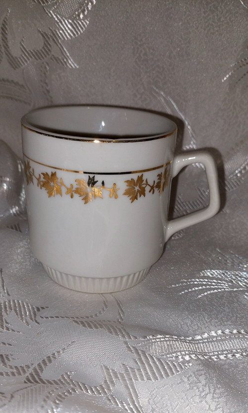 Starý porcelánový hrnek — foto 2
