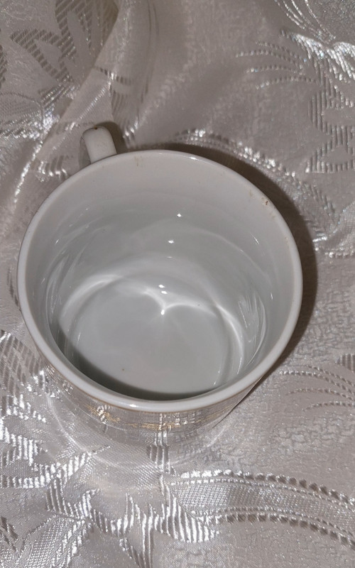 Starý porcelánový hrnek — foto 4