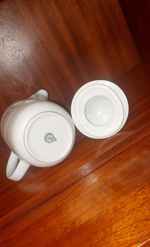 Bílá porcelánová konvice — foto 4