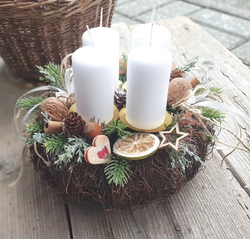 Věneček v přírodním stylu s cukrovíčky — foto 3