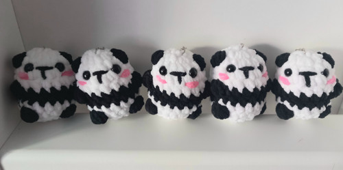 Panda háčkovaná. Přivesek, klíčenka. — foto 4