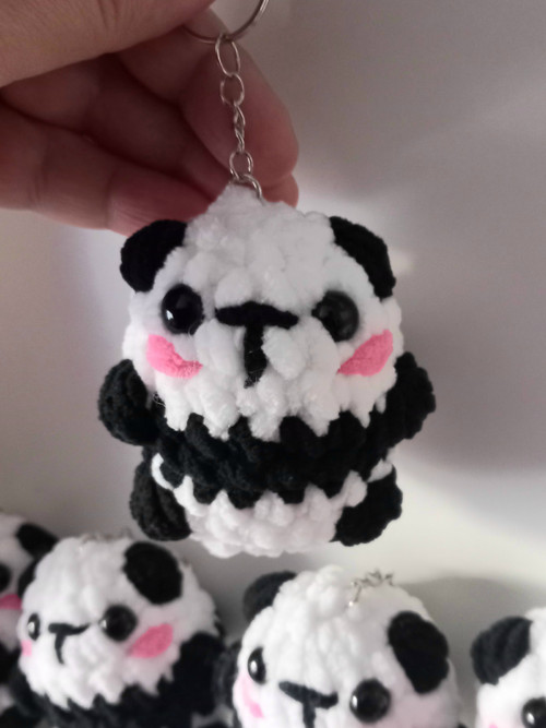 Panda háčkovaná. Přivesek, klíčenka. — foto 2