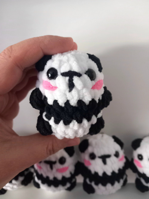 Panda háčkovaná. Přivesek, klíčenka. — foto 3
