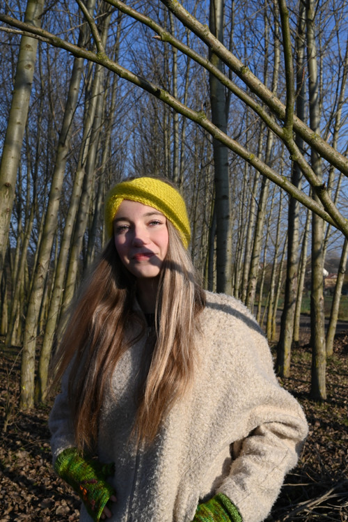 Čelenka v žluté — foto 3
